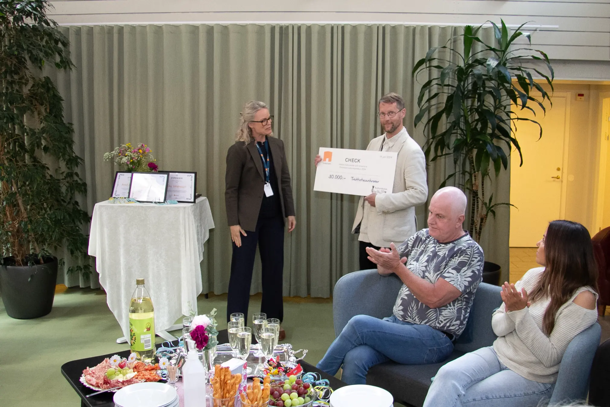 Anchela Signell överlämnar
en check till Rasmus Grip som symbol för Övikshems sponsringsengagemang av Kulturskolan