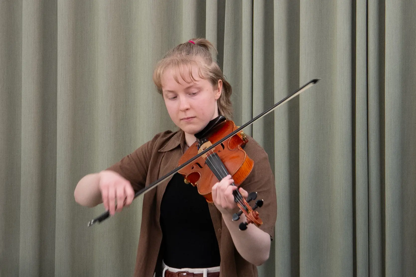 Kulturskolans musikelev Elvy Johansson spelar stråkinstrument