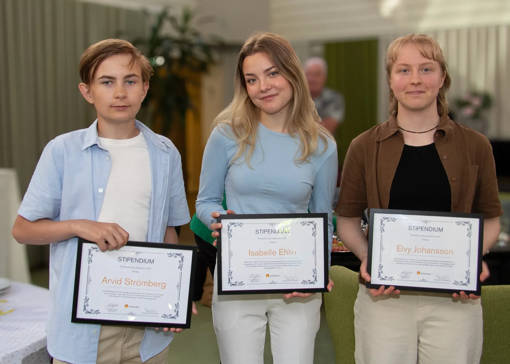 Stipendiaterna Arvid Strömberg, Isabelle Ehlin och Elvy Johansson med sina stipendiumdiplom.