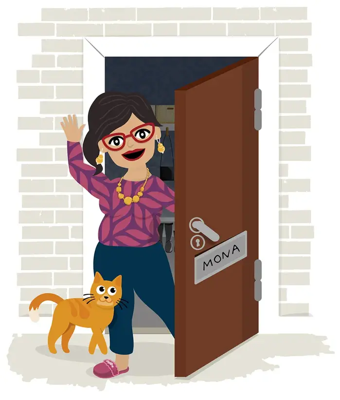 Den illustrerade figuren Mona står i dörren tillsammans med sin katt och vinkar. 